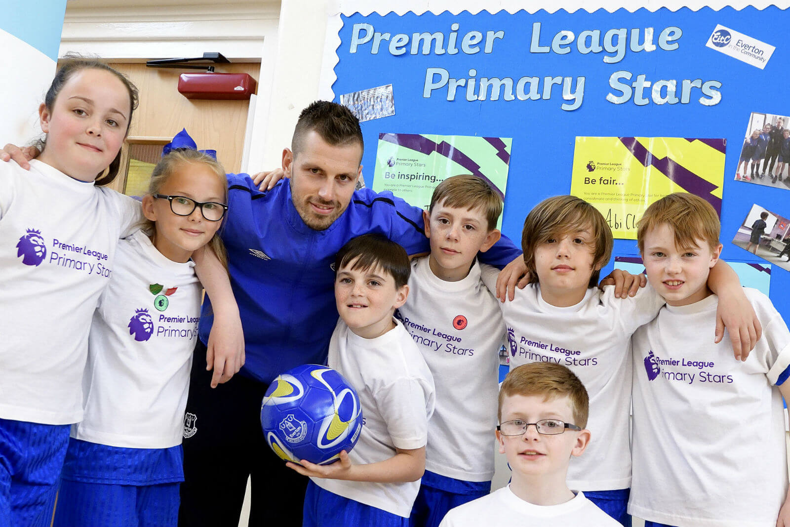 Morgan Schneiderlin next to a group of primary school pupils.